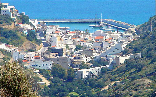 Agia Galini: Blick von den Alexena-Apartments auf das Dorf und den Hafen