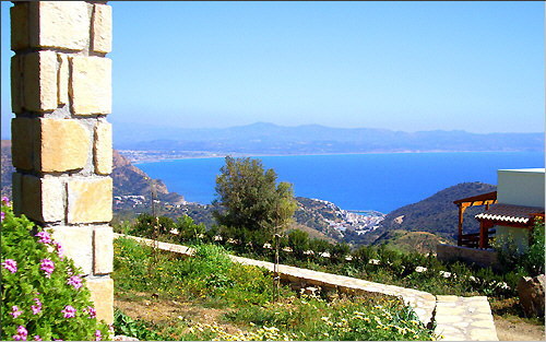 Agia Galini: Blick von den Alexena-Apartments auf das Dorf und die Messara-Bucht